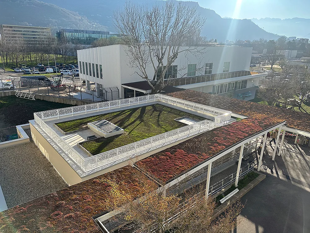 L’institut Laue Langevin ( ILL ) situé sur la presqu’île scientifique de Grenoble, confie à BeGlobal Architecture le dossier architectural de Maîtrise d’oeuvre d’un bâtiment technique de stockage d’eau/incendie situé géographiquement vers l’entrée du site administratif.