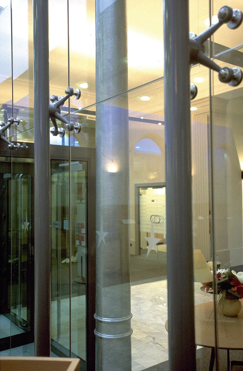 Détail verre agrafé